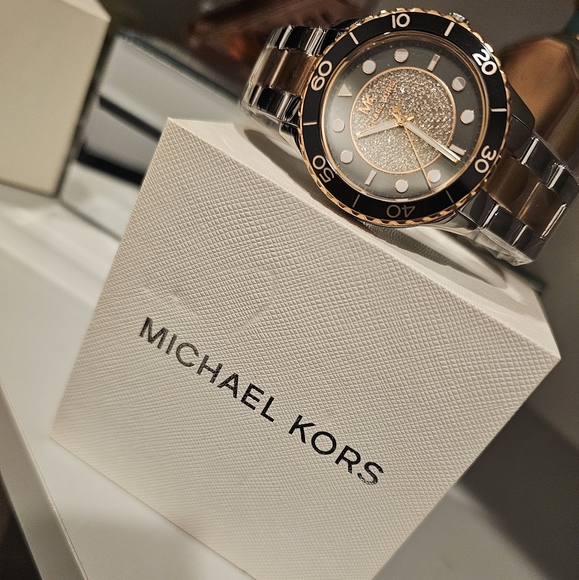 Michael kors womans Runway black dial rose two tone stainless steel watch - Picture 5 of 9